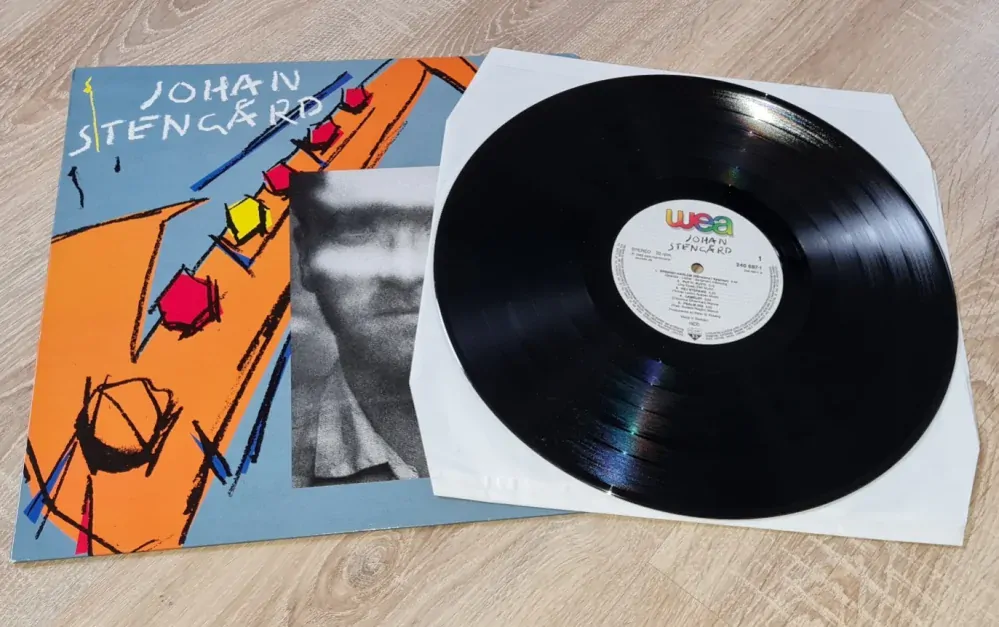 Johan Stengård – Mellan Raderna 1985 VG-, VYPRANÁ Vinyl (LP)