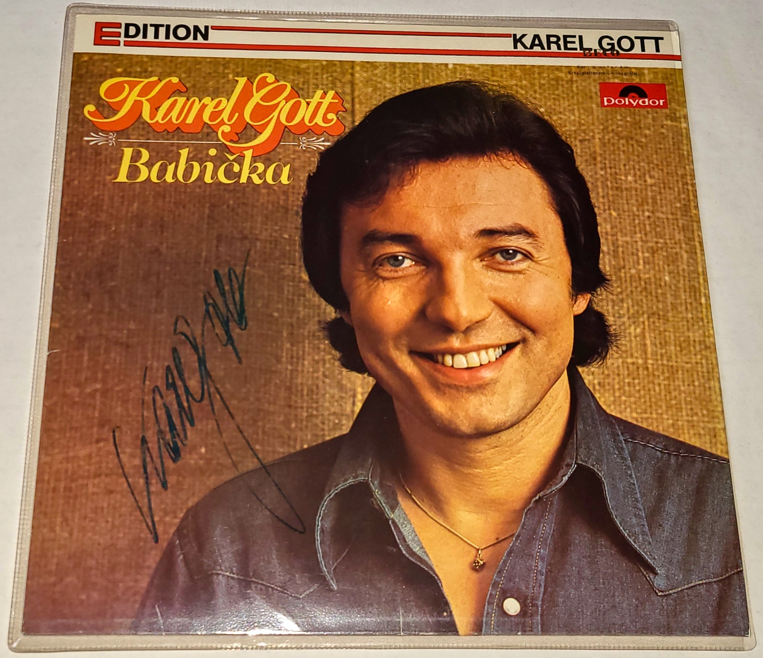 Karel Gott – Babička 1982 NM, VYPRANÁ Vinyl (LP) autogram, podpis